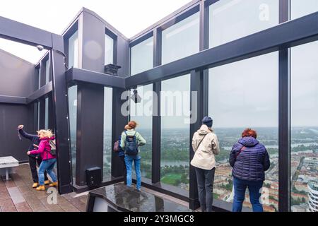 I visitatori in cima alla Torre DC 1 all'Openhouse Wien Day Vienna 22. Donaustadt Wien Austria Foto Stock