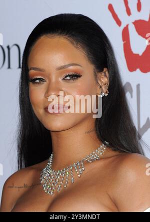 Rihanna al secondo ballo annuale di diamante tenutosi al Barker Hanger a Santa Monica, USA il 10 dicembre 2015. Foto Stock