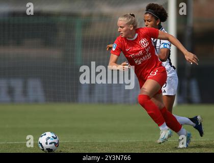 Biella, Italia. 14 settembre 2024. Zara Kramzar del FC Como Women è inseguita da Sara Gama della Juventus durante il match di serie A femminile allo Stadio Vittorio Pozzo di biella. Il credito per immagini dovrebbe essere: Jonathan Moscrop/Sportimage Credit: Sportimage Ltd/Alamy Live News Foto Stock