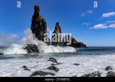 Onde che si infrangono presso l'Ilheus da Janela, bizzarre formazioni rocciose sulla costa settentrionale di Madeira, Portogallo. Foto Stock