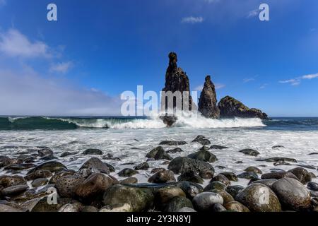 Onde che si infrangono presso l'Ilheus da Janela, bizzarre formazioni rocciose sulla costa settentrionale di Madeira, Portogallo. Foto Stock