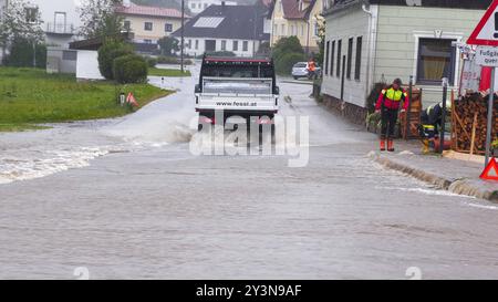 Katastrophenalarm a Österreich. In Zahlreichen Ortschaften und Bezirken im Wiener Waldviertel wurde Katastrophenalarm ausgelöst. Intensive Regenfälle haben die Flüsse rasant steigen lassen. Die Lainsitz verließ an Nachmittag ihren Flusslauf. Viele Straßen wurden überflutet und gesperrt. Grundstücke und Wohnhäuser sind bereits meterhoch überflutet. Anwohner Schützen sich mit Barrikaden und Sandsäcken vor der kommenden Flut. Die Feuerwehr ist machtlos. SIE kontrollieren die Brücken. Einige Brücken wurden bereits überflutet. Die Lage ist ernst und spitzt sich weiter zu. Die Regenmengen sind so e Foto Stock