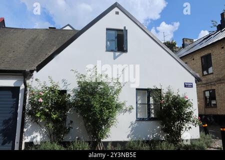 Lund, Svezia - luglio 27 2021: Affascinante Casa Bianca con vegetazione e finestre aperte in un giorno di sole Foto Stock