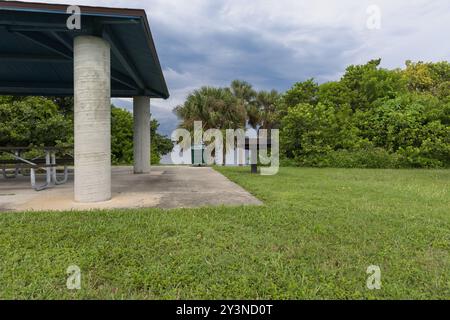 Picnic Island Park City of Tampa Bay, Florida, USA, con padiglione per picnic, barbecue in spiaggia. Picnic Island Park città di Tampa Bay, Florida, Stati Uniti Foto Stock