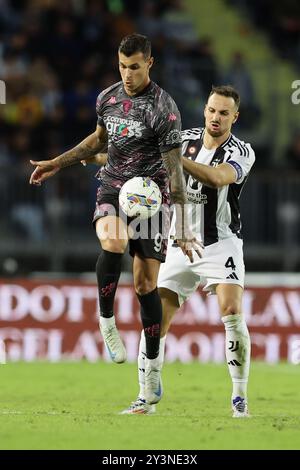 L'attaccante italiano dell'Empoli Pietro Pellegri sfida per il pallone con il difensore italiano della Juventus Federico gatti durante la partita di serie A Empoli vs Juventus allo stadio Carlo Castellani il 14 settembre 2024, a Empoli. Foto Stock