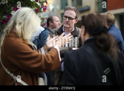 Londra, Regno Unito. 14 settembre 2024. Immagine © concessa in licenza a Parsons Media. 14/09/2024. Londra, Regno Unito. Tom Tugendhat sta facendo una campagna con le città di Londra e Westminster. Tom Tugendhat ha fatto una campagna elettorale con le città di Londra e i conservatori di Westminster per le elezioni suppletive del West End Council. Foto di Ryan Jenkinson/Parsons Media Credit: andrew parsons/Alamy Live News Foto Stock