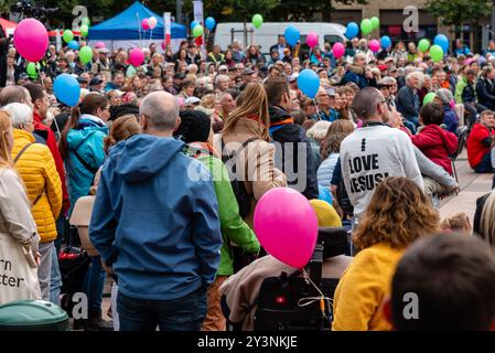 Zurigo, Oerlikon, Svizzera. 14 settembre 2024. Partecipanti alla «marcia per la vita» («Marsch fürs Läbe»), un evento annuale che si oppone all'aborto e sostiene i diritti del nascituro. Crediti: Fabienne Koch/Alamy Live News. Foto Stock