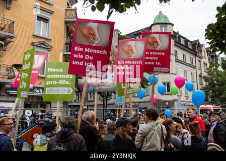 Zurigo, Oerlikon, Svizzera. 14 settembre 2024. Partecipanti alla «marcia per la vita» («Marsch fürs Läbe»), un evento annuale che si oppone all'aborto e sostiene i diritti del nascituro. Crediti: Fabienne Koch/Alamy Live News. Foto Stock