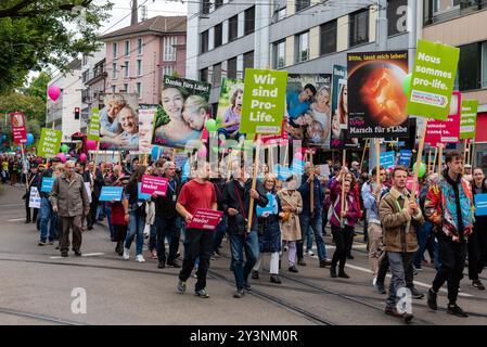 Zurigo, Oerlikon, Svizzera. 14 settembre 2024. Partecipanti alla «marcia per la vita» («Marsch fürs Läbe»), un evento annuale che si oppone all'aborto e sostiene i diritti del nascituro. Crediti: Fabienne Koch/Alamy Live News. Foto Stock