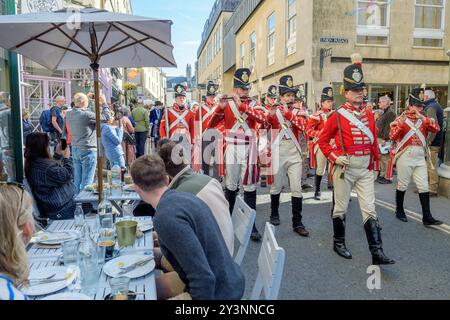 Bath, Regno Unito. 14 settembre 2024. I fan di Jane Austen sono ritratti a prendere parte alla famosa passeggiata in costume Grand Regency. La Promenade, parte del Jane Austen Festival, è una processione per le strade di Bath e i partecipanti che vengono da tutto il mondo vestono in costume del XVIII secolo. Crediti: Lynchpics/Alamy Live News Foto Stock