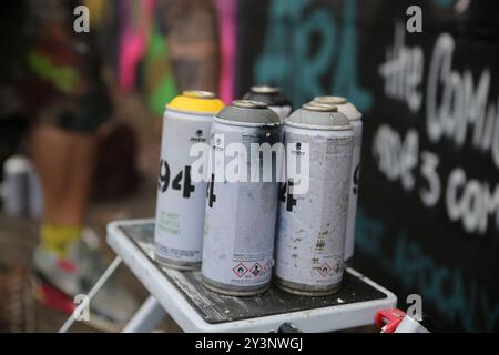 Birmingham, Regno Unito. 14 settembre 2024. Artisti di graffiti al lavoro sulle pareti nel sobborgo di Kings Heath della città, come parte dell'annuale High Vis Street Art Festival, folle di artisti di graffiti di strada si radunano in città ogni anno per timbrare il loro marchio artistico unico. Crediti: Tony Nolan/Alamy Live News Foto Stock