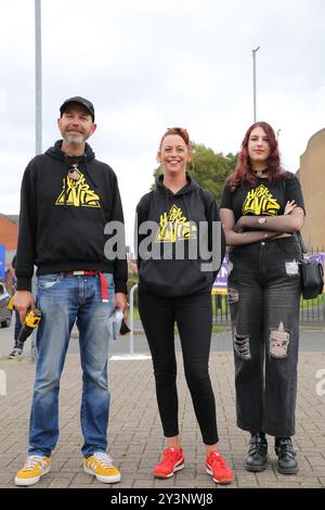 Birmingham, Regno Unito. 14 settembre 2024. Artisti di graffiti al lavoro sulle pareti nel sobborgo di Kings Heath della città, come parte dell'annuale High Vis Street Art Festival, folle di artisti di graffiti di strada si radunano in città ogni anno per timbrare il loro marchio artistico unico. Crediti: Tony Nolan/Alamy Live News Foto Stock