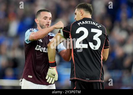 John McGinn (a sinistra) dell'Aston Villa passa la banda dei capitani al portiere Emiliano Martinez mentre viene sostituito durante la partita di Premier League Villa Park, Birmingham. Data foto: Sabato 14 settembre 2024. Foto Stock