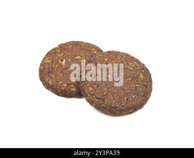 Due biscotti integrali a grana scura isolati su sfondo bianco. Biscotti croccanti al cioccolato salutari Foto Stock