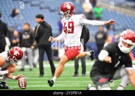 Seattle, Washington, Stati Uniti. 14 settembre 2024. I Washington State Cougars piazzano il kicker Dean Janikowski (49) si scalda prima della partita di football NCAA tra i Washington Huskies e i Washington State Cougars a Seattle, Washington. Steve Faber/CSM/Alamy Live News Foto Stock