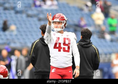 Seattle, Washington, Stati Uniti. 14 settembre 2024. I Washington State Cougars piazzano il kicker Dean Janikowski (49) riscaldandosi prima della partita di football NCAA tra i Washington Huskies e i Washington State Cougars a Seattle, Washington. Steve Faber/CSM/Alamy Live News Foto Stock