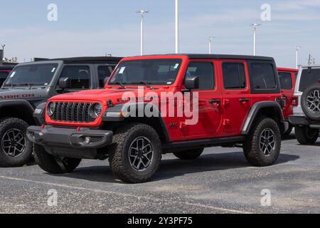 Indianapolis - 12 settembre 2024: Mostra Jeep Wrangler Rubicon 4X4 presso una concessionaria. Jeep offre la Wrangler Rubicon con un motore VVT V6 da 3,6 litri. MIO:2 Foto Stock