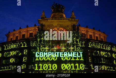 Dresda, Germania. 14 settembre 2024. La band elettronica tedesca Kraftwerk e il fondatore Ralf Hütter (centro l) sono sul palco durante un concerto di fronte al Semperoper su Theaterplatz. È l'unico concerto della band in Germania di quest'anno. Il progetto Kraftwerk è nato nel 1970 nella scena artistica sperimentale di Düsseldorf. Crediti: Robert Michael/dpa/Alamy Live News Foto Stock