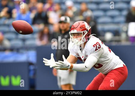 Seattle, Washington, Stati Uniti. 14 settembre 2024. Il tight end dei Washington State Cougars Trey Leckner (23) si scalda prima della partita di football NCAA tra i Washington Huskies e i Washington State Cougars a Seattle, Washington. Steve Faber/CSM/Alamy Live News Foto Stock