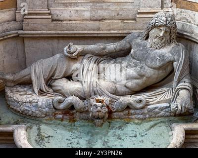 Una vista panoramica di un'antica scultura di Marforio contro il Museo Capitolino Palazzo nuovo a Roma, Italia Foto Stock