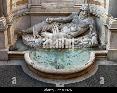 Una vista panoramica di un'antica scultura di Marforio contro il Museo Capitolino Palazzo nuovo a Roma, Italia Foto Stock