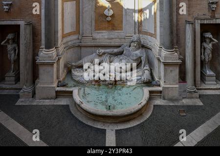 Una vista panoramica di un'antica scultura di Marforio contro il Museo Capitolino Palazzo nuovo a Roma, Italia Foto Stock