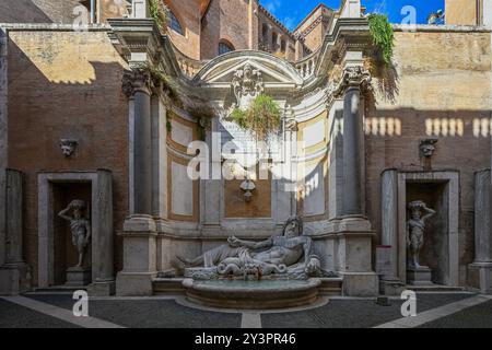 Una vista panoramica di un'antica scultura di Marforio contro il Museo Capitolino Palazzo nuovo a Roma, Italia Foto Stock