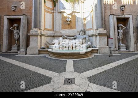 Una vista panoramica di un'antica scultura di Marforio contro il Museo Capitolino Palazzo nuovo a Roma, Italia Foto Stock