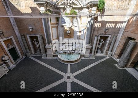 Una vista panoramica di un'antica scultura di Marforio contro il Museo Capitolino Palazzo nuovo a Roma, Italia Foto Stock