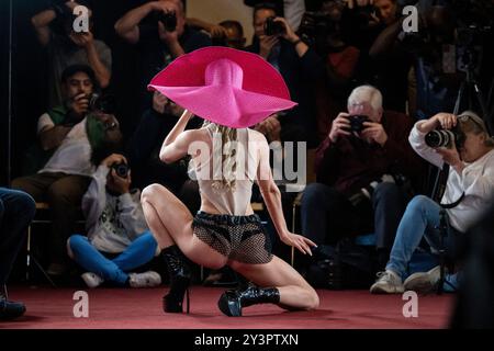 Londra, Regno Unito. 14 settembre 2024. Un modello indossa una creazione di Pierre Garroudi in una presentazione a Bloomsbury durante la London Fashion Week, che celebra il suo 40° anniversario. Crediti: Stephen Chung / Alamy Live News Foto Stock