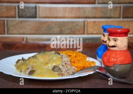 piatti per pranzo in cucina, grano saraceno con salsa di funghi e insalata di carote Foto Stock