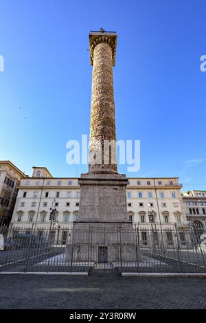 Colonna di Marco Aurelio in Piazza colonna a Roma. Foto Stock