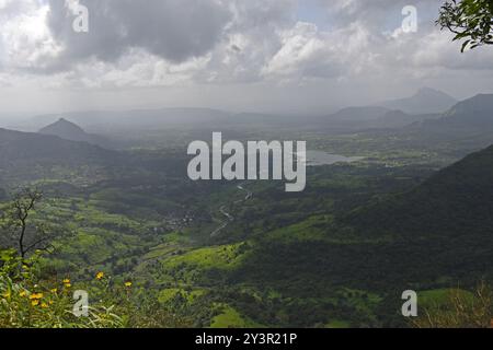 Una vista generale della stazione collinare di Matheran nel distretto di Raigad, alla periferia di Mumbai. Matheran è una splendida stazione collinare situata alla periferia della città nel quartiere Raigad di Maharashtra. i veicoli a motore sono vietati nella stazione della collina e i turisti possono prendere un treno giocattolo che va proprio all'interno della stazione della collina da dove i turisti possono camminare o noleggiare un risciò trainato a mano o andare a cavallo per visite turistiche all'interno e intorno alla stazione della collina. i mesi monsonici sono preferiti dai turisti in quanto l'intera stazione collinare si trasforma in un tappeto verde a causa della pioggia. Foto Stock