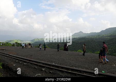 I turisti si godono la vista sulla strada verso la stazione della collina di Matheran nel distretto di Raigad, alla periferia di Mumbai. Matheran è una splendida stazione collinare situata alla periferia della città nel quartiere Raigad di Maharashtra. i veicoli a motore sono vietati nella stazione della collina e i turisti possono prendere un treno giocattolo che va proprio all'interno della stazione della collina da dove i turisti possono camminare o noleggiare un risciò trainato a mano o andare a cavallo per vedere la stazione della collina e dintorni. Foto Stock