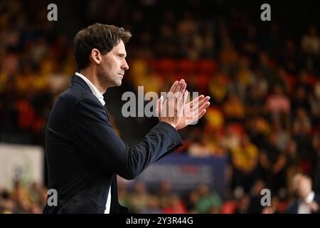 Belgio. 14 settembre 2024. Sam Rotsaert, capo-allenatore di Spirou, raffigurato durante una partita di basket tra BC Oostende e Spirou Charleroi, sabato 14 settembre 2024 a Oostende, il giorno 1 del campionato belga/olandese di prima divisione di basket "BNXT League". BELGA PHOTO MAARTEN STRAETEMANS credito: Belga News Agency/Alamy Live News Foto Stock