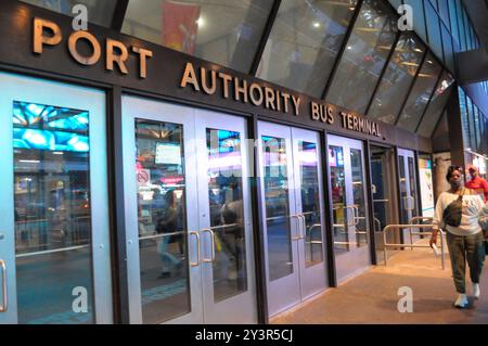 L'ingresso del terminal degli autobus di Port Authority è visibile a Manhattan, New York. Foto Stock