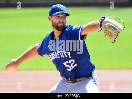 Pittsburgh, Stati Uniti. 14 settembre 2024. Il lanciatore dei Kansas City Royals Michael Wacha (52) inizia contro i Pittsburgh Pirates al PNC Park sabato 14 settembre 2024 a Pittsburgh. Foto di Archie Carpenter/UPI credito: UPI/Alamy Live News Foto Stock