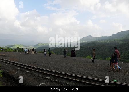 I turisti si godono la vista sulla strada verso la stazione della collina di Matheran nel distretto di Raigad, alla periferia di Mumbai. Matheran è una splendida stazione collinare situata alla periferia della città nel quartiere Raigad di Maharashtra. i veicoli a motore sono vietati nella stazione della collina e i turisti possono prendere un treno giocattolo che va proprio all'interno della stazione della collina da dove i turisti possono camminare o noleggiare un risciò trainato a mano o andare a cavallo per vedere la stazione della collina e dintorni. (Foto di Ashish Vaishnav/SOPA Images/Sipa USA) Foto Stock