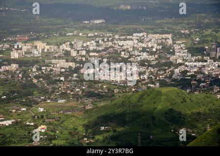 Una vista generale della città di Neral sotto della stazione collinare di Matheran nel distretto di Raigad, alla periferia di Mumbai. Matheran è una splendida stazione collinare situata alla periferia della città nel quartiere Raigad di Maharashtra. i veicoli a motore sono vietati nella stazione della collina e i turisti possono prendere un treno giocattolo che va proprio all'interno della stazione della collina da dove i turisti possono camminare o noleggiare un risciò trainato a mano o andare a cavallo per visite turistiche all'interno e intorno alla stazione della collina. i mesi monsonici sono preferiti dai turisti in quanto l'intera stazione collinare si trasforma in un tappeto verde a causa della pioggia. (Foto di Ashish Vai Foto Stock