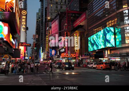 New York, Stati Uniti. 13 settembre 2024. Una vista della 42nd Street a Manhattan, New York City. (Foto di Jimin Kim/SOPA Images/Sipa USA) credito: SIPA USA/Alamy Live News Foto Stock