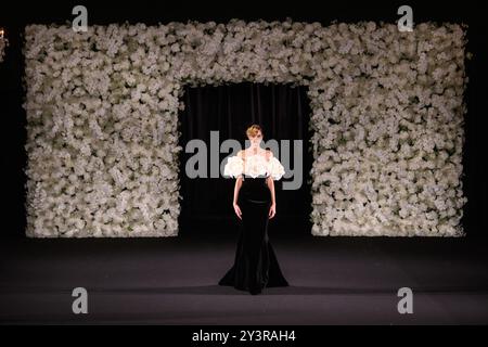 Londra, Regno Unito. 14 settembre 2024. Modelle sulla passerella durante lo spettacolo Richard Quinn, al Dorchester Hotel Park Lane, durante la London Fashion Week. Il credito fotografico dovrebbe essere: Matt Crossick/Empics/Alamy Live News Foto Stock