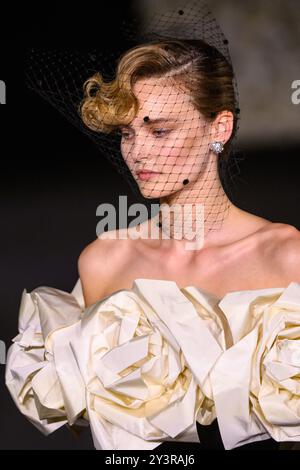 Londra, Regno Unito. 14 settembre 2024. Modelle sulla passerella durante lo spettacolo Richard Quinn, al Dorchester Hotel Park Lane, durante la London Fashion Week. Il credito fotografico dovrebbe essere: Matt Crossick/Empics/Alamy Live News Foto Stock