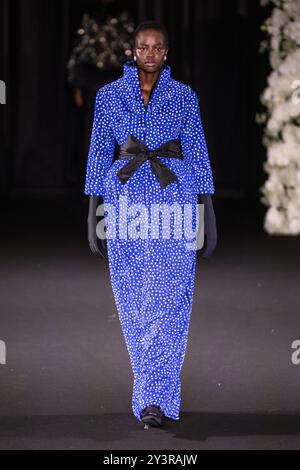 Londra, Regno Unito. 14 settembre 2024. Modelle sulla passerella durante lo spettacolo Richard Quinn, al Dorchester Hotel Park Lane, durante la London Fashion Week. Il credito fotografico dovrebbe essere: Matt Crossick/Empics/Alamy Live News Foto Stock