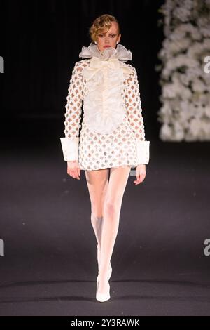 Londra, Regno Unito. 14 settembre 2024. Modelle sulla passerella durante lo spettacolo Richard Quinn, al Dorchester Hotel Park Lane, durante la London Fashion Week. Il credito fotografico dovrebbe essere: Matt Crossick/Empics/Alamy Live News Foto Stock