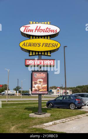 Insegna canadese Tim Hortons Coffee Shop Advertising the Drive Thru Window and Nutella Special Donuts and Beverages Drinks, 12 settembre 2024 Foto Stock
