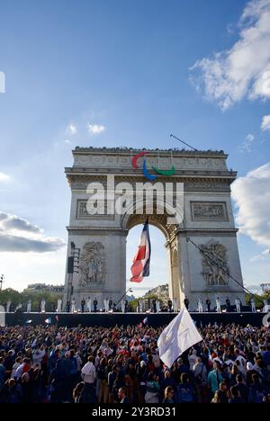 Parigi, Francia. 14 settembre 2024. Atmosfera durante una cerimonia di premiazione ai piedi dell'Arco di Trionfo al termine della sfilata di atleti francesi che hanno partecipato ai Giochi Olimpici e Paralimpici di Parigi 2024 il 14 settembre 2024. Foto di Nicolas Messyasz/Pool/ABACAPRESS. COM credito: Abaca Press/Alamy Live News Foto Stock