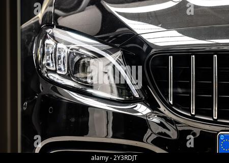 Gothenburg, Svezia - 23 novembre 2022: Faro anteriore destro di una Mercedes-Benz AMG C63 S del 2019 Foto Stock