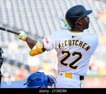 Pittsburgh, Stati Uniti. 14 settembre 2024. L'esterno dei Pittsburgh Pirates Andrew McCutchen (22) fa doppio nel nono inning della vittoria dei Kansas City Royals 5-1 al PNC Park sabato 14 settembre 2024 a Pittsburgh. Foto di Archie Carpenter/UPI credito: UPI/Alamy Live News Foto Stock