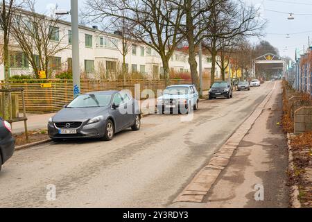 Gothenburg, Svezia - marzo 31 2016: Fila di auto Volvo, vecchie e nuove, parcheggiate su strada. Foto Stock