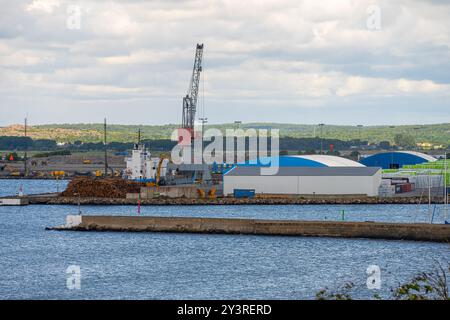 Varberg, Svezia - 04 luglio 2022: Carico delle navi nel porto di Varberg. Foto Stock